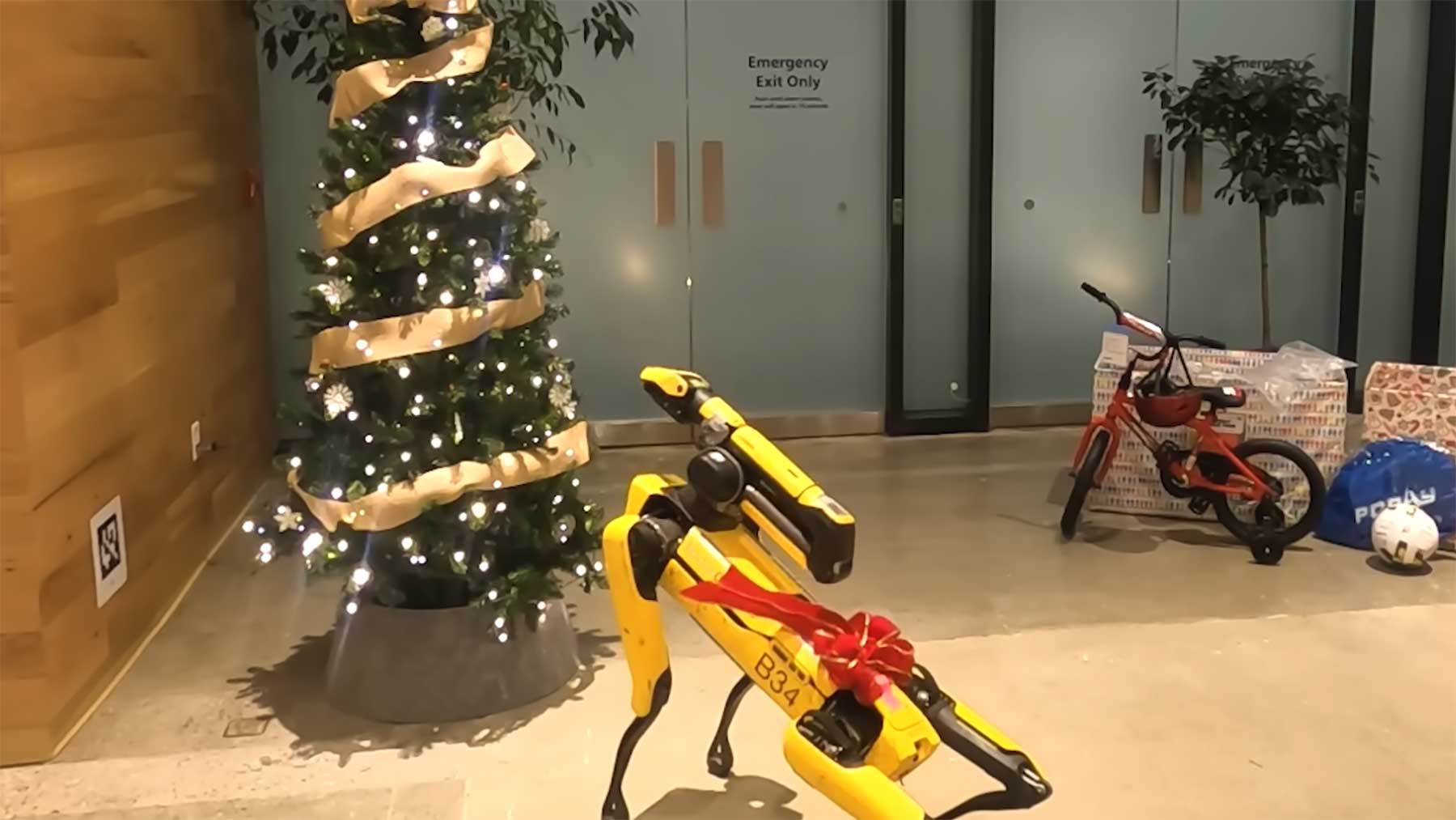 Weihnachtsbaum-schmückender Roboterhund