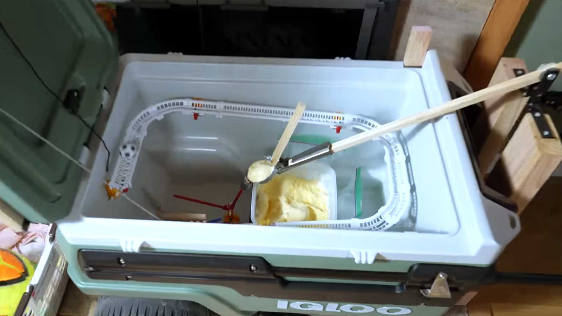 Rube Goldberg Machine serviert Eiscreme