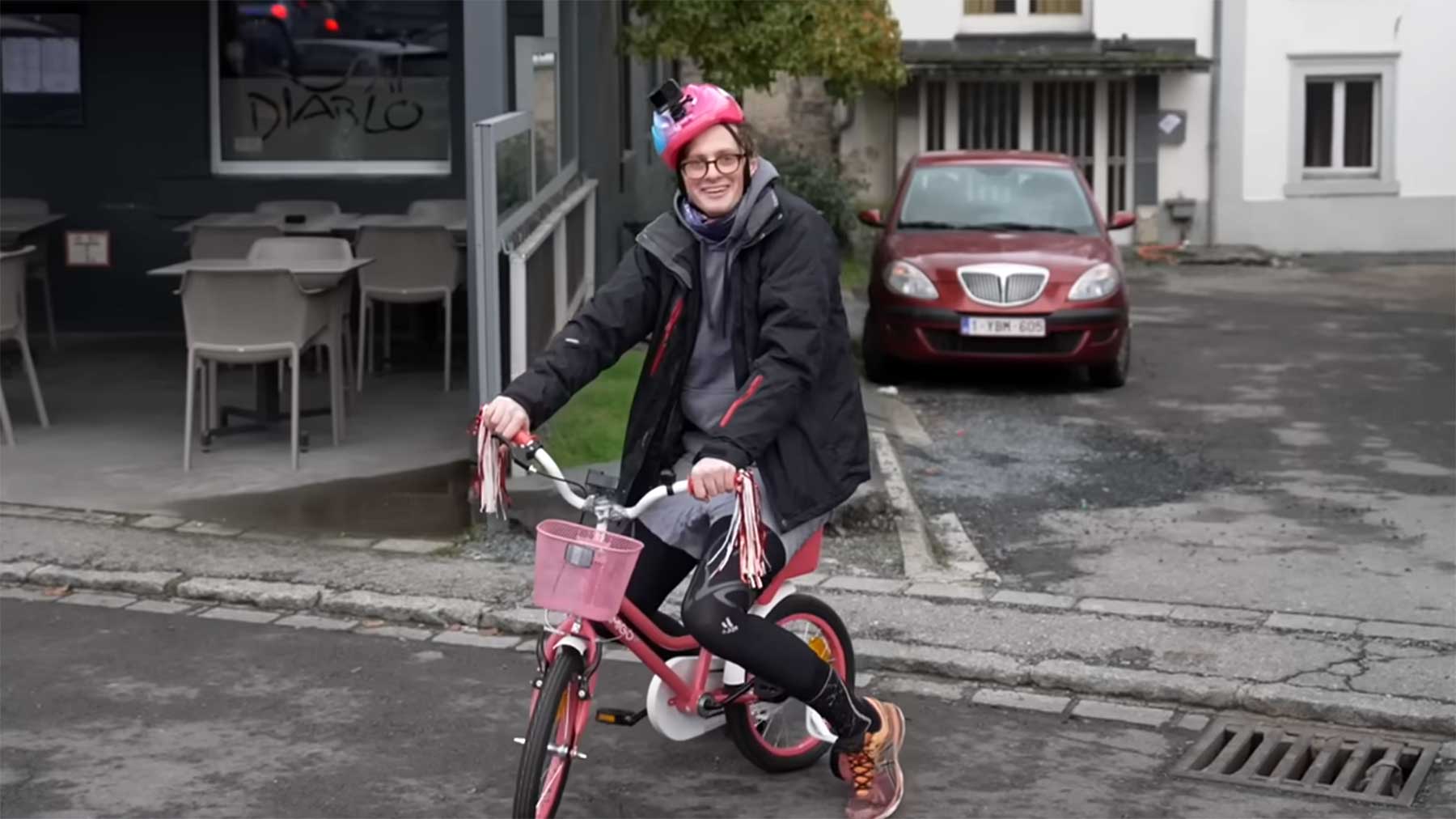 Auf einem Barbie-Kinderfahrrad durch ein komplettes Land fahren