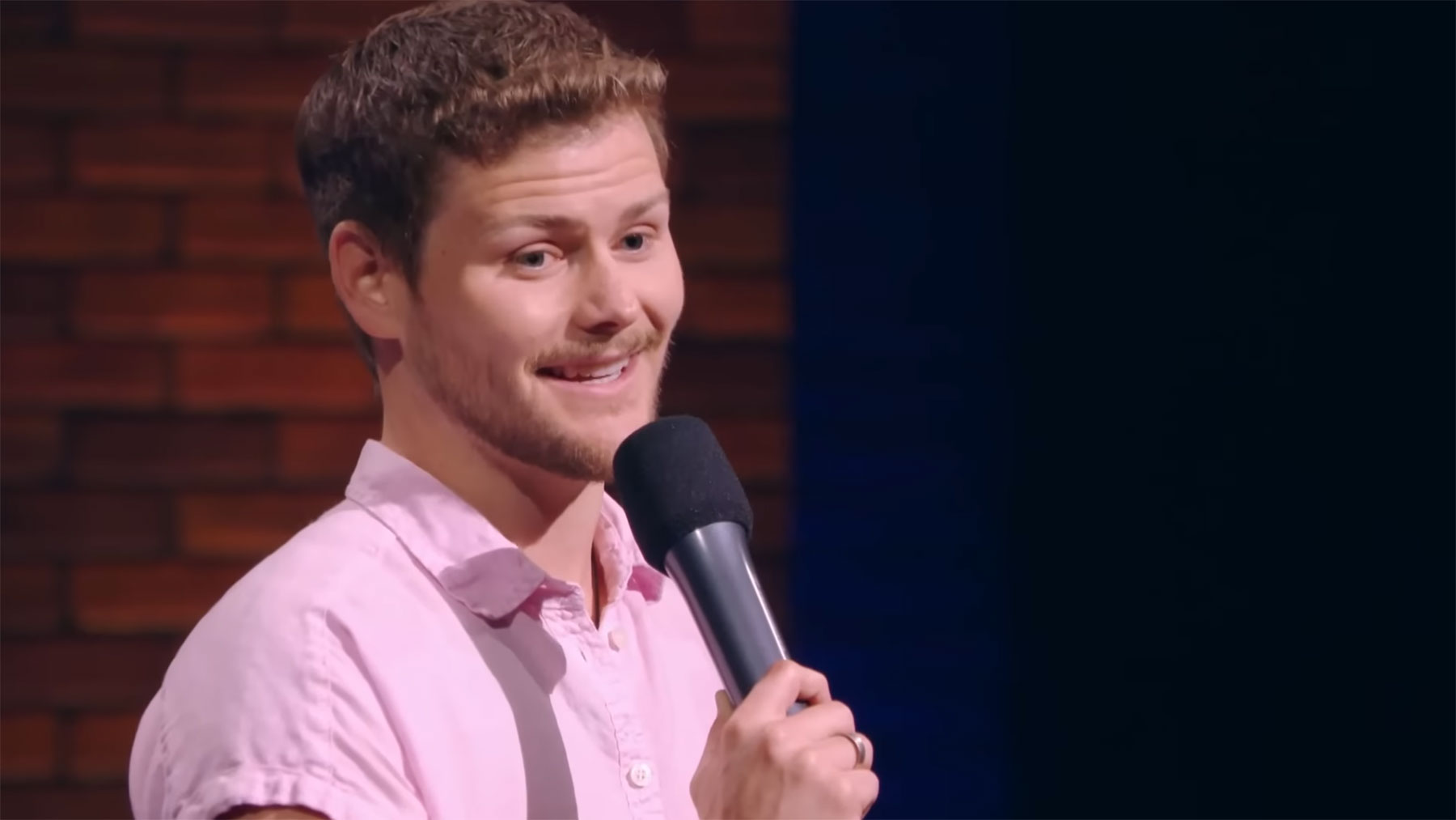 Stand-up-Comedian Drew Lynch bei der Therapie drew-lynch-stand-up-comedian-beim-therapeuten 