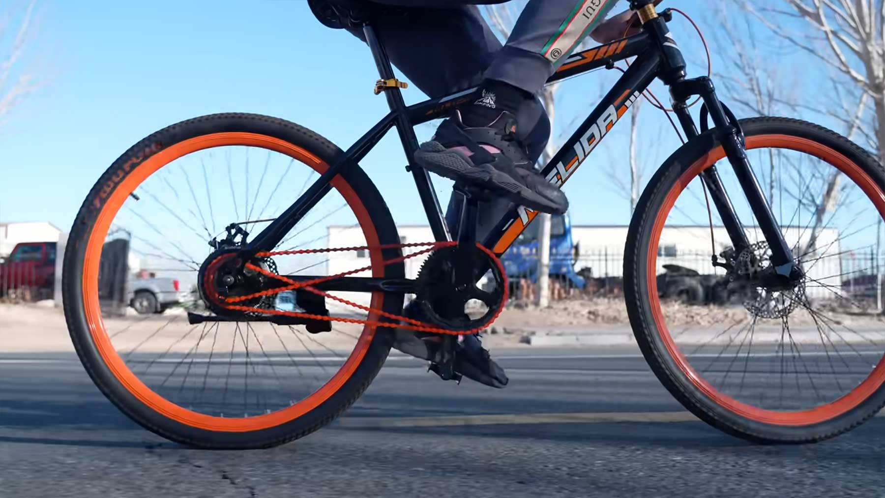 Diese Fahrradkette kann man vorwärts und rückwärts treten, um zu fahren fahrradkette-rueckwaerts-treten-vorwaerts-fahren 