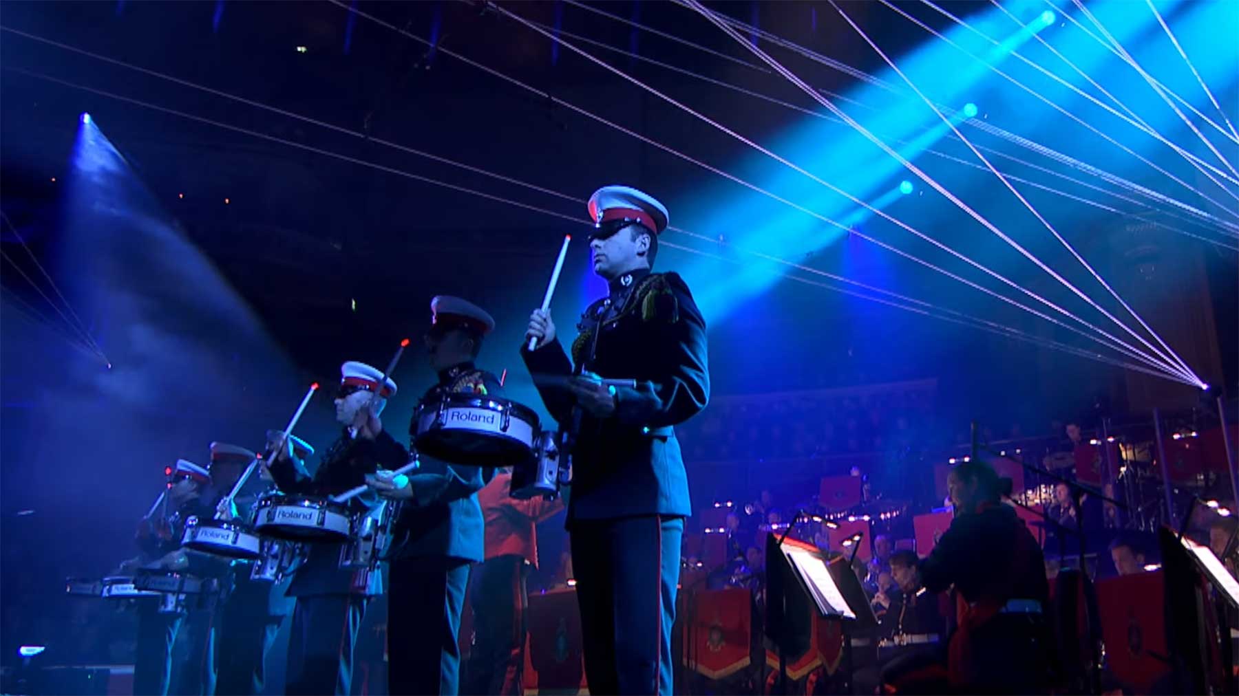 Militärband-Band spielt The-Prodigy-Medley