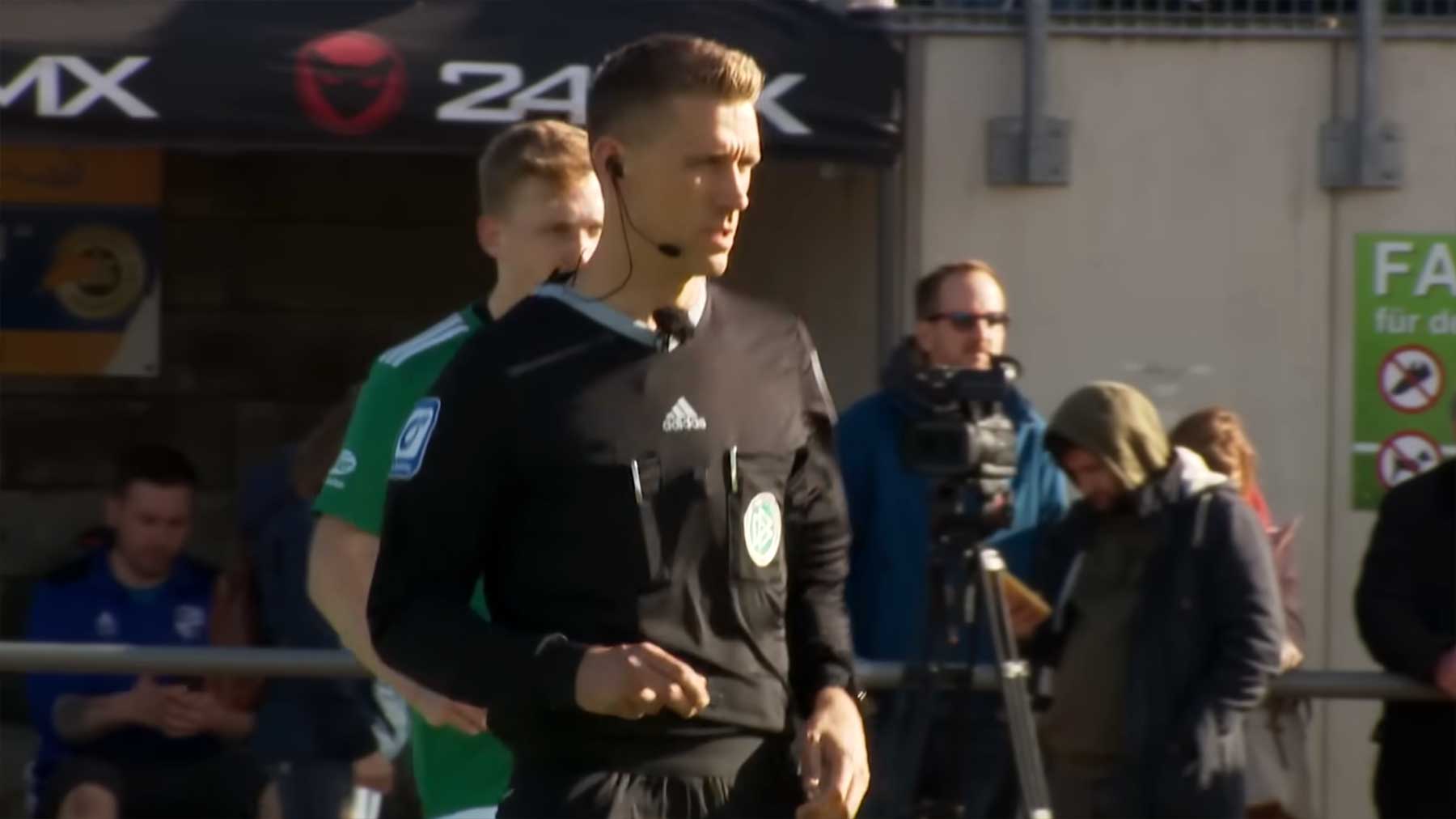 Bundesliga-Spieler als Schiedsrichter beim Bezirksliga-Spiel