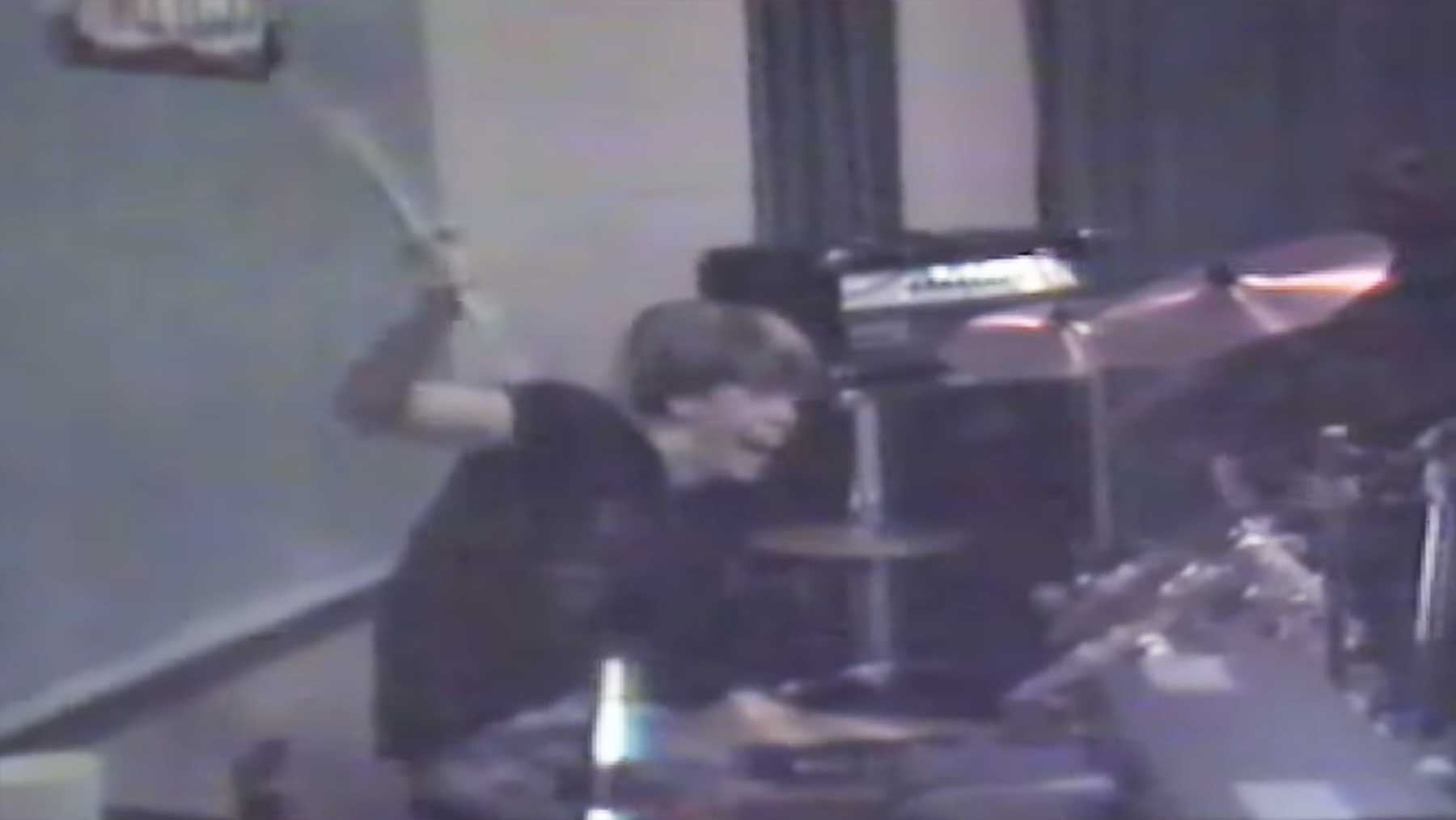Dave Grohl spielt 1985 Schlagzeug in High School Band Mission Impossible