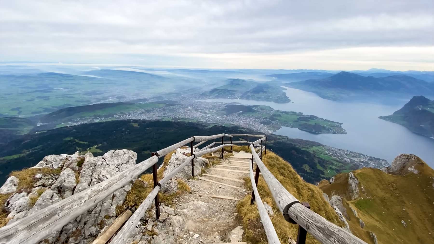 Mit der Zahnradbahn den Berg Pilatus hochfahren Pilatus-berg-gipfel 