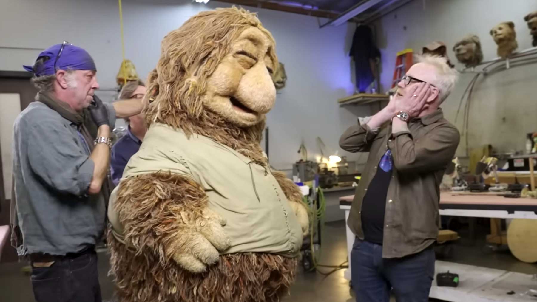 Wie eine große Ganzkörperpuppe gesteuert wird adam-savage-grosse-puppenfiguren-bewegung-animatronisch 