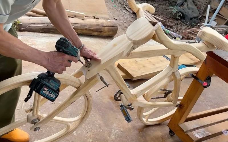 Wie ein aus Holz gebautes Fahrrad entsteht