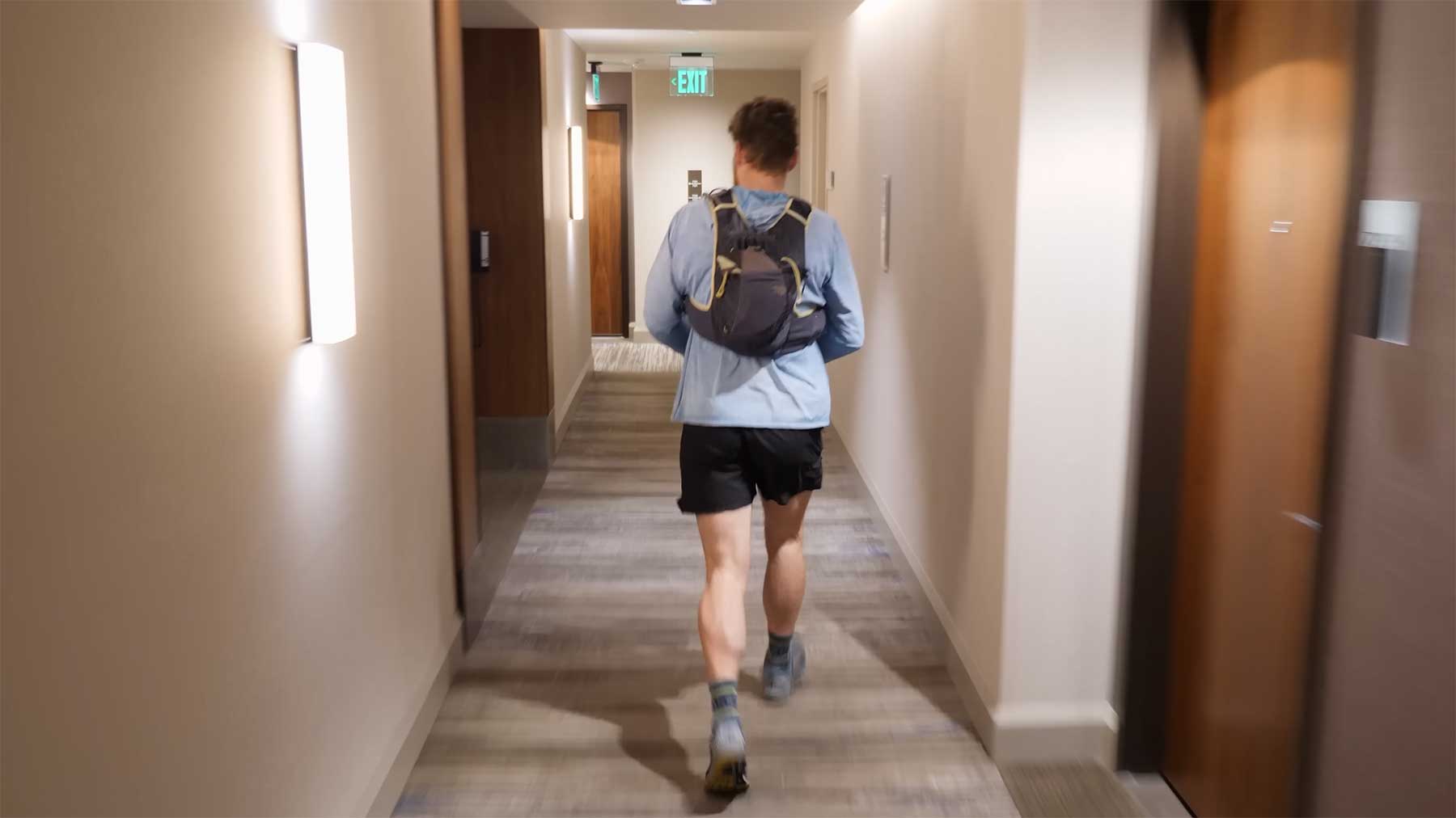 Beau Miles ist einen Marathon in einem Hotel gelaufen