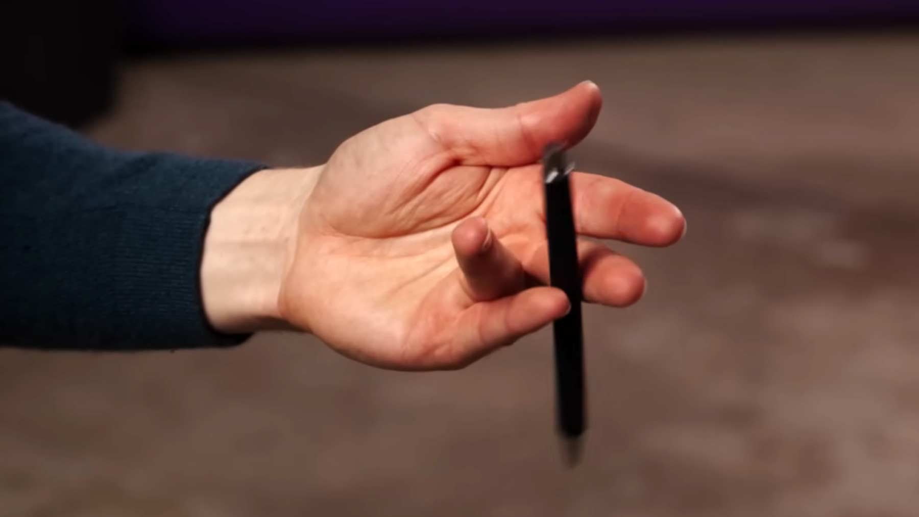 Stift mit den Fingern drehen: Tutorial von einfach bis komplex stiftdrehen-tutorial-mit-finger-hand 