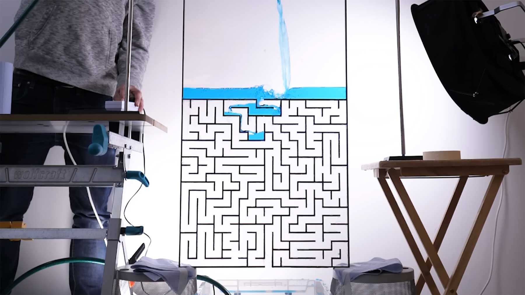 Was passiert, wenn man Wasser in ein Labyrinth schüttet? wasser-durch-ein-labyrinth-kippen 