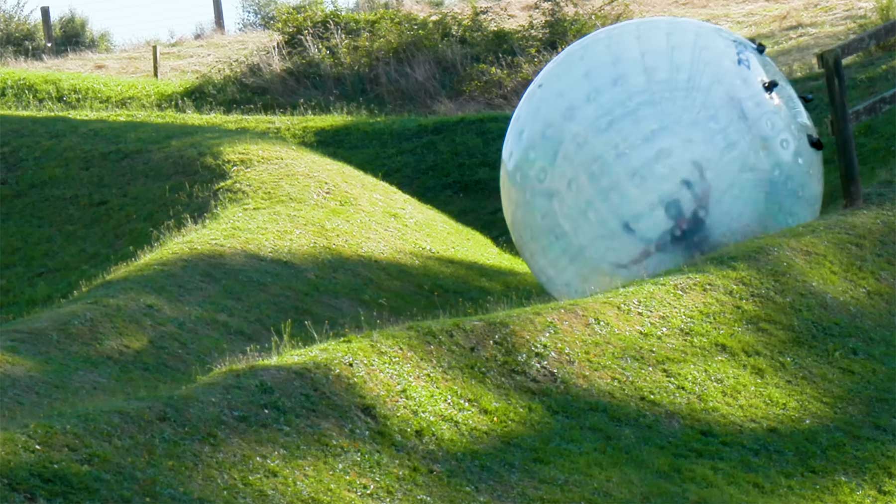 Zorbing: In aufblasbarem Ball Hügel hinunter rollen