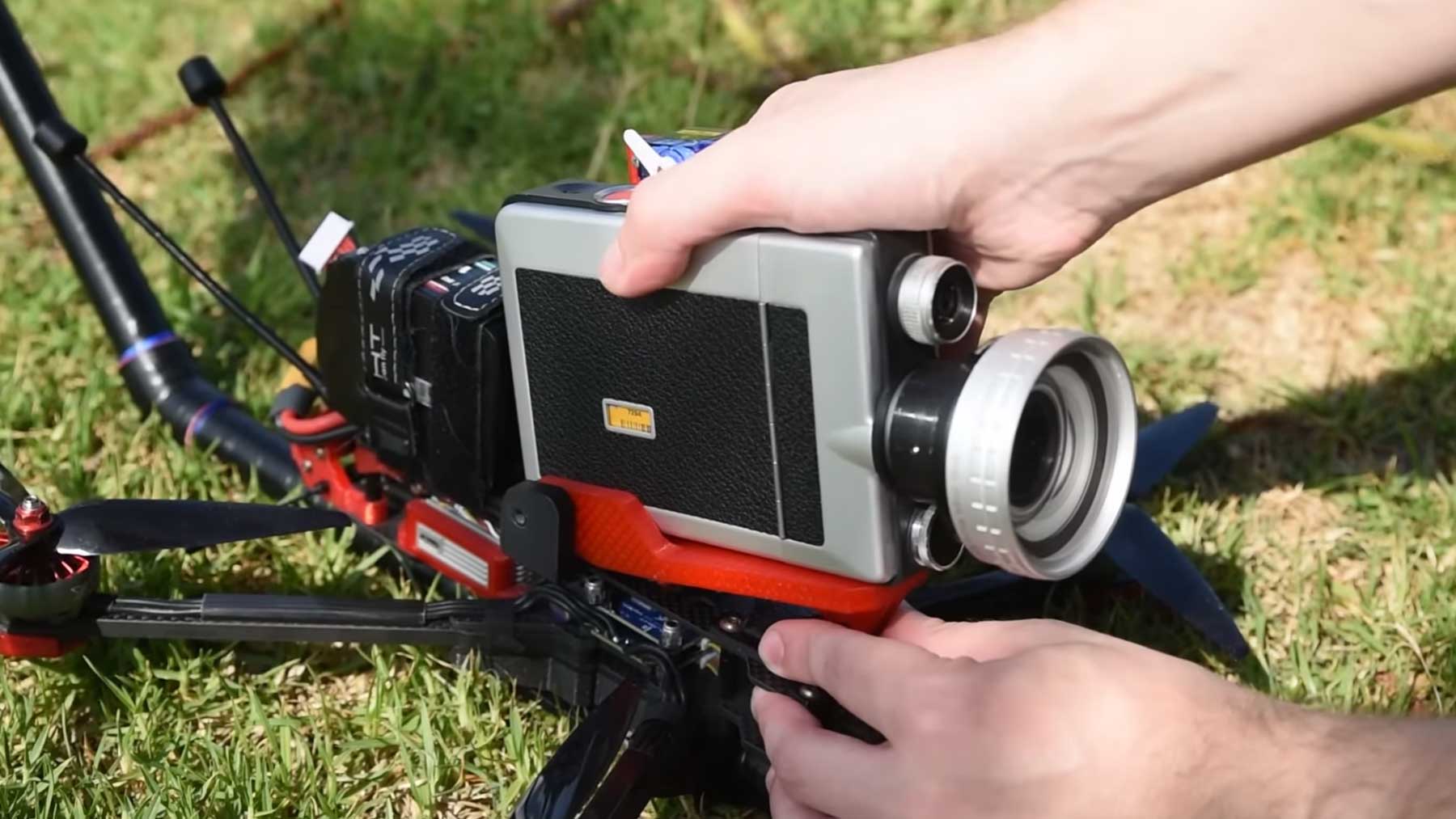 Super-8-Kamera an Drohne befestigt