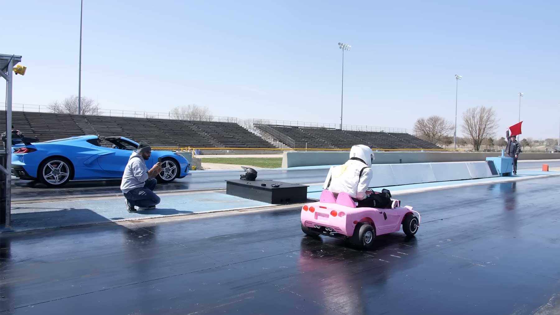 Aufgemotztes Barbie-Spielzeugauto im Wettrennen gegen echte Corvettes barbie-car-wettrennen-gegen-echte-corvettes 