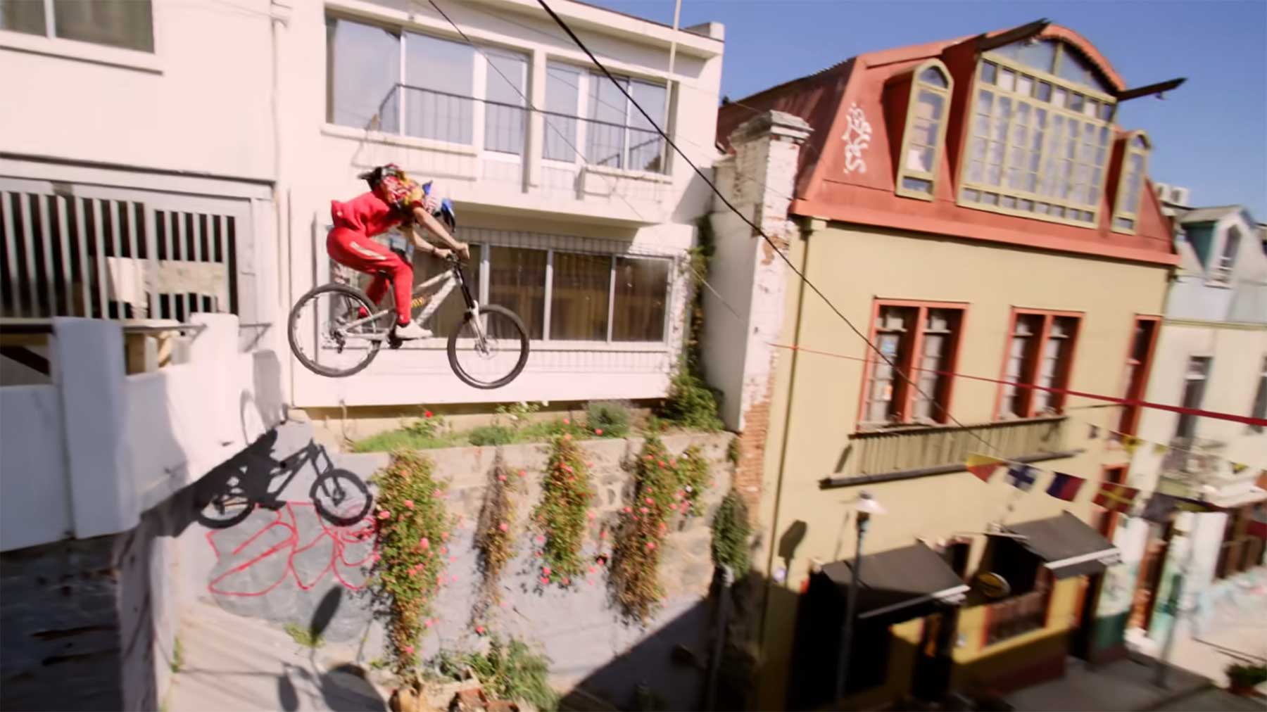 Fabio Wibmer rast mit dem Bike über die Dächer Chiles
