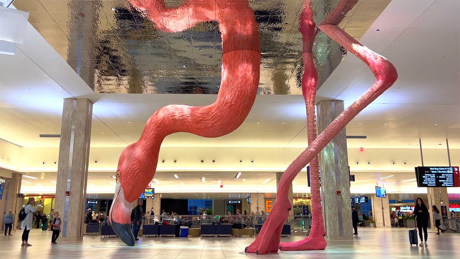Riesen-Flamingo in einem Flughafen in Florida HOME-riesen-flamingo-Matthew-Mazzotta-tampa-airport 
