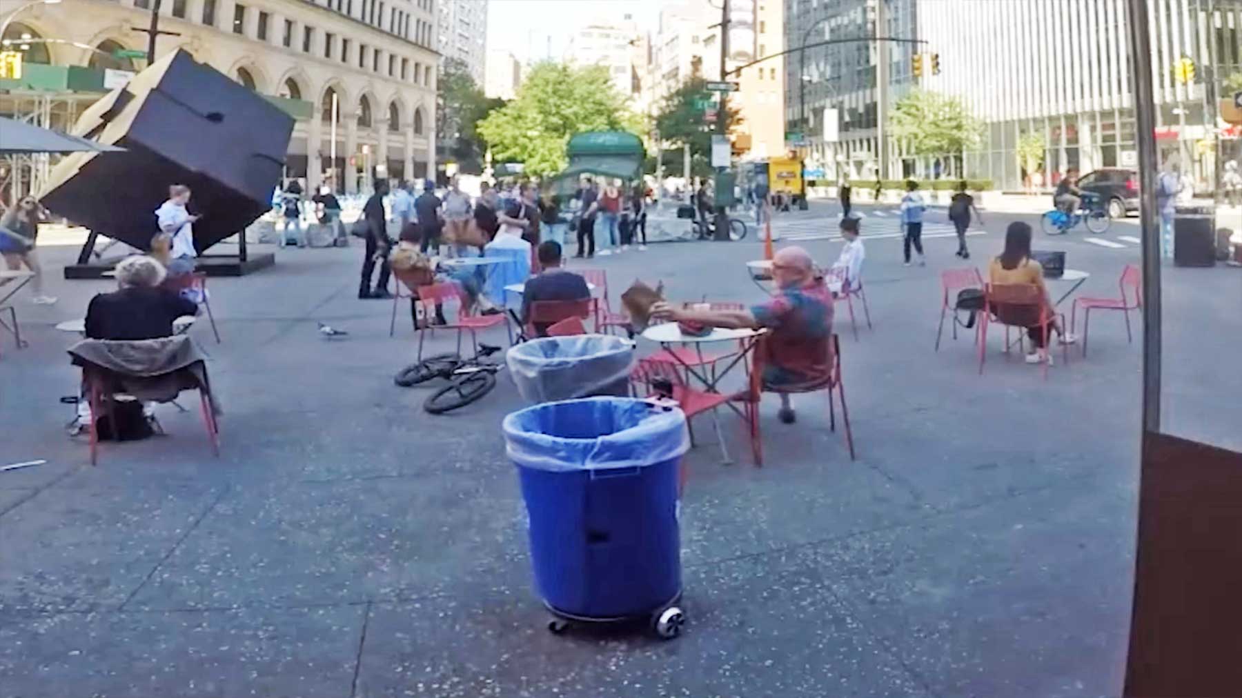 In der Stadt herumfahrende Mülleimer-Roboter