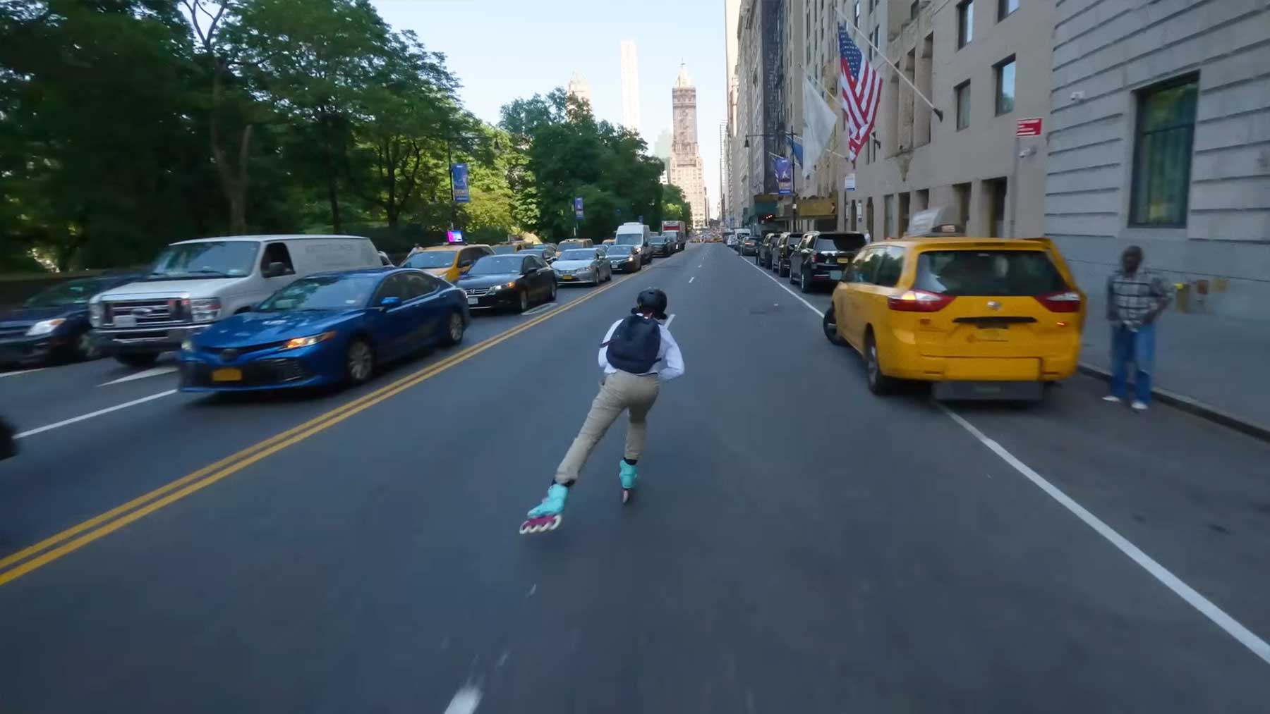Radfahrer folgt Inline-Skater auf Fahrt durch New York City