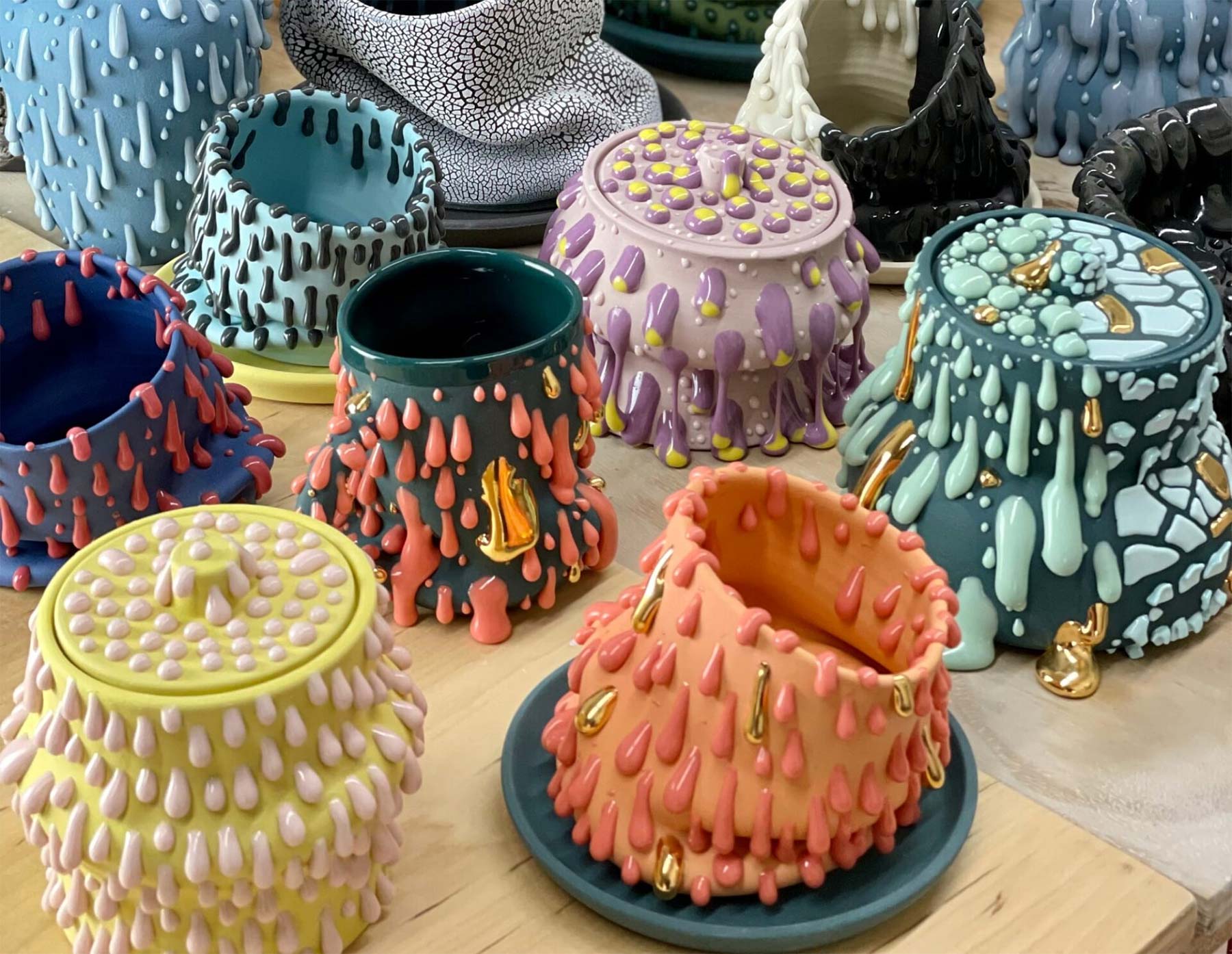 Keramik mit vielen Tropfen und weichen Formen von Philip Kupferschmidt