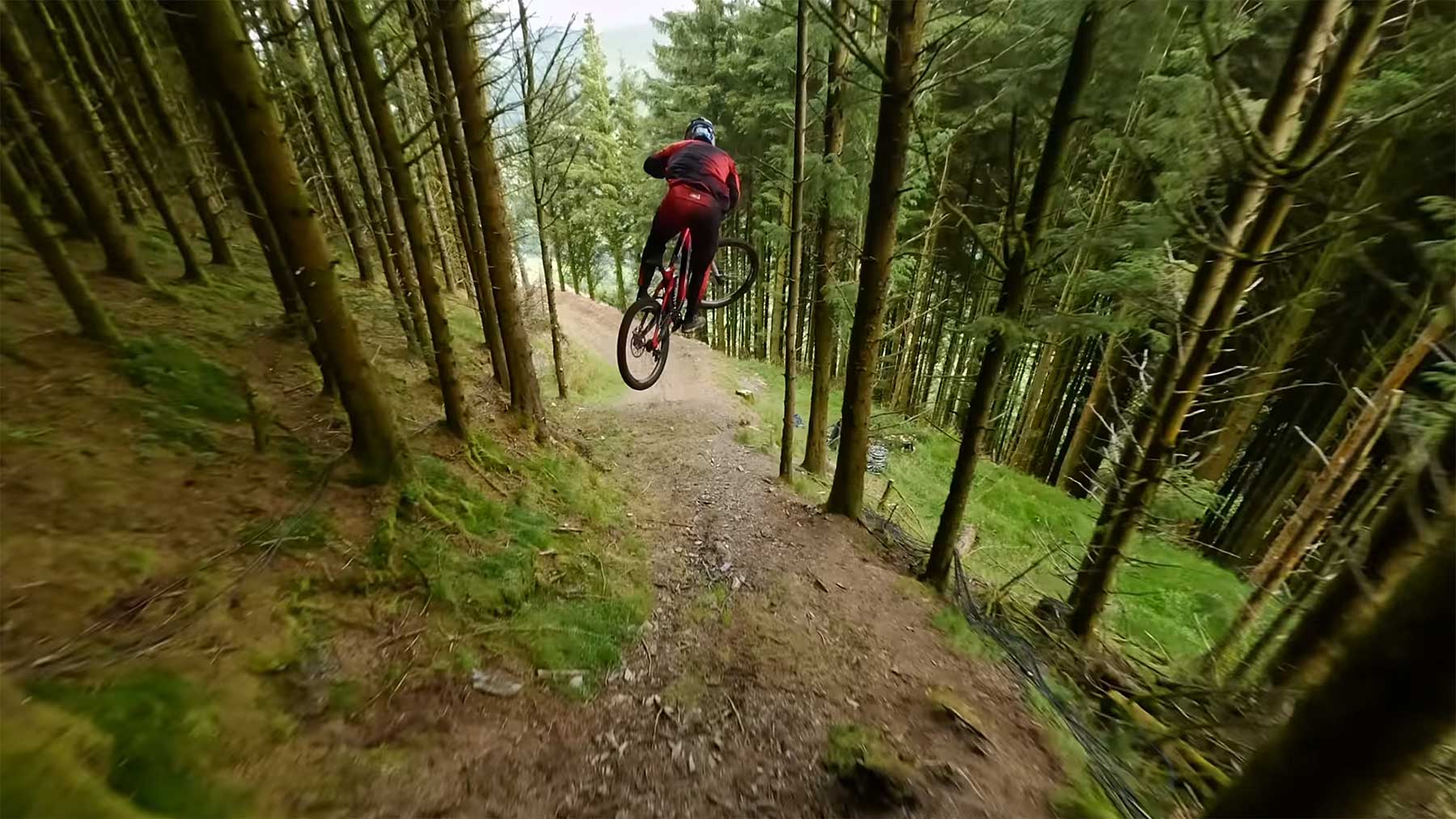 Kameradrohne verfolgt Mountainbiker auf rasanter Abfahrt kameradrohne-fpv-mountainbik-downhill-fahrt-2023 