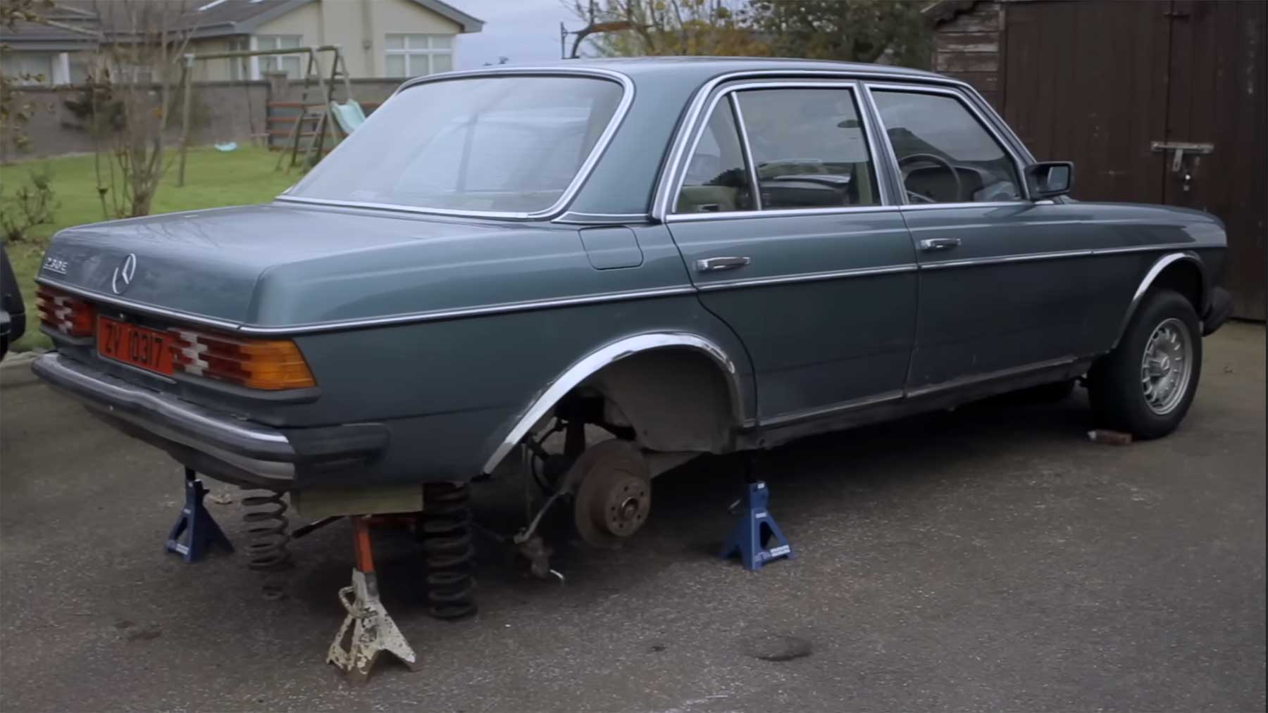 Stopmotion-Restauration eines alten Mercedes 230E