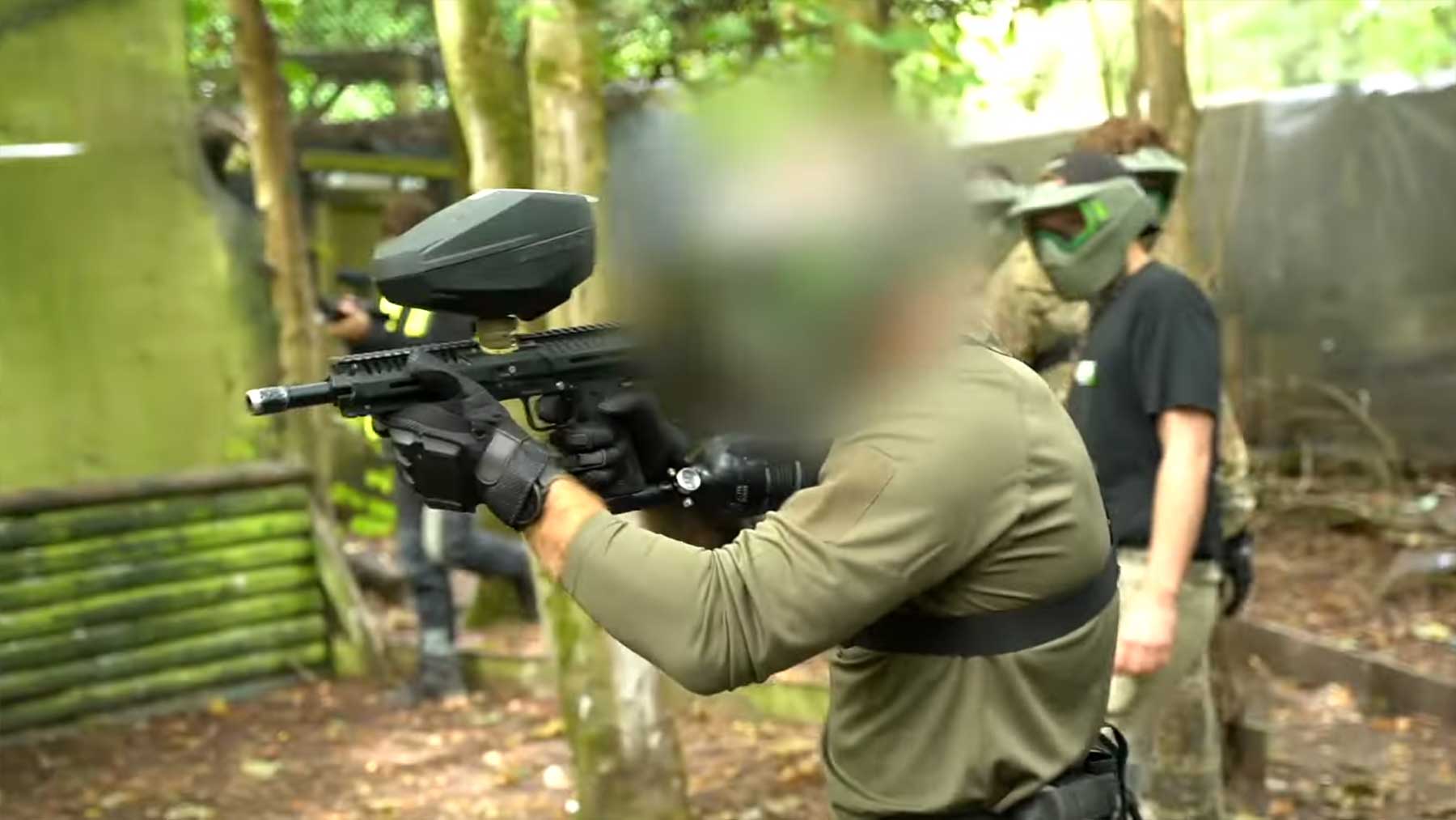 Spezialeinheit beim Paintball als Teammitglieder angeheuert