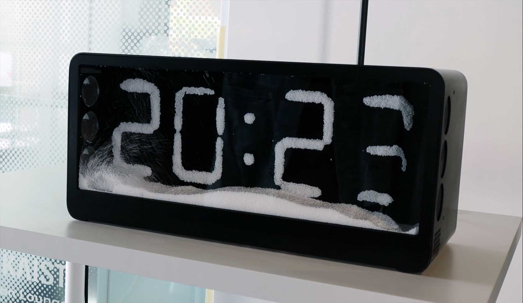 Diese Uhr funktioniert fast wie eine Schneekugel