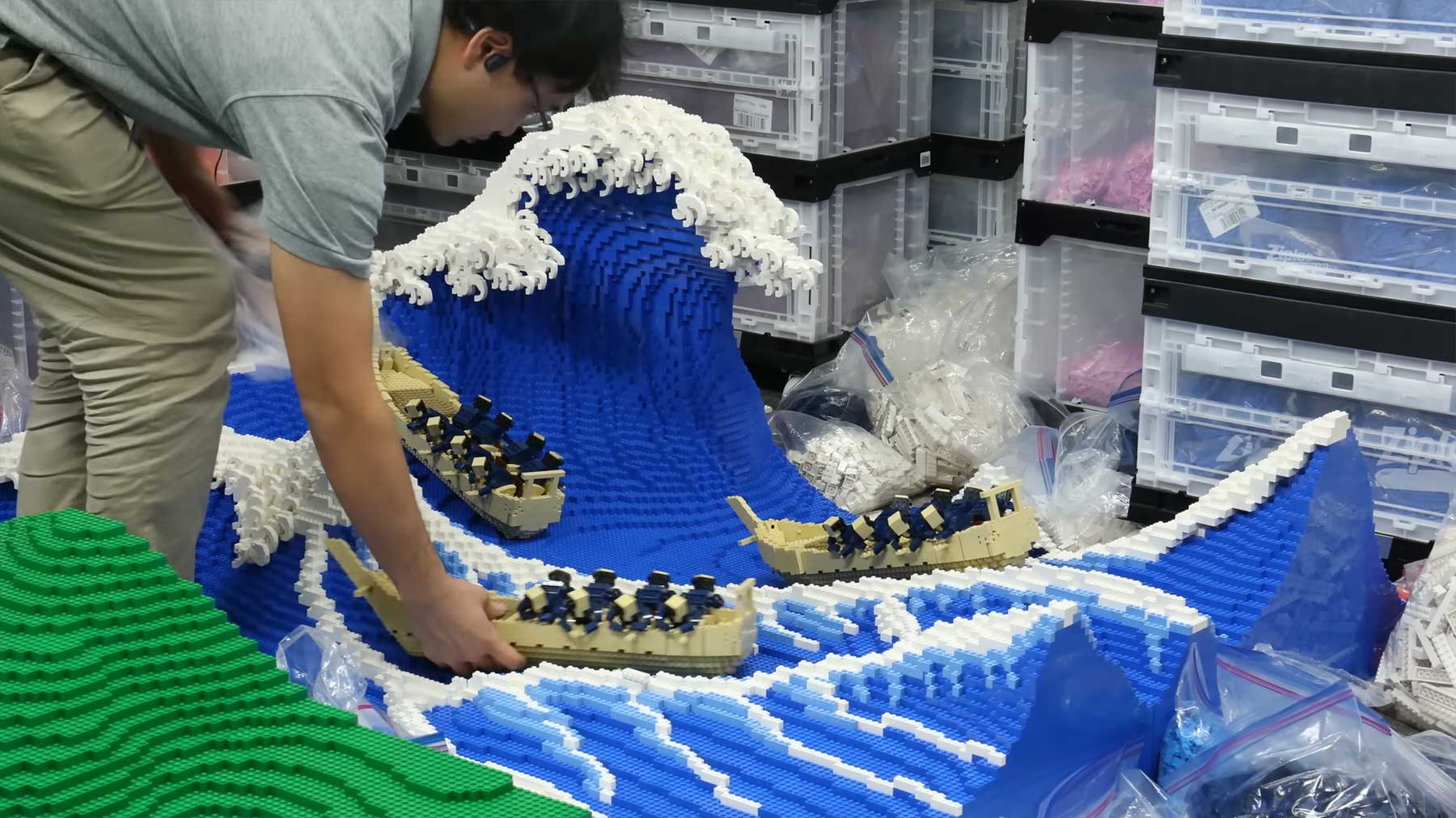 „Die große Welle vor Kanagawa“ aus 50.000 LEGO-Steinen die-grosse-welle-lego-aufbau-timelapse-video 