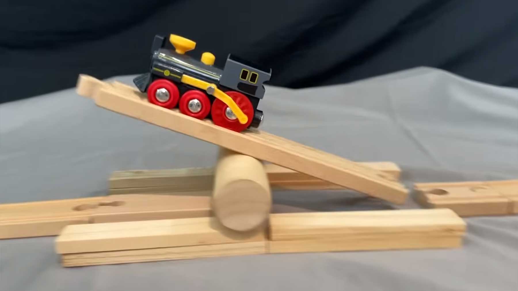 Krasse Stunts mit einer Holzlokomotive