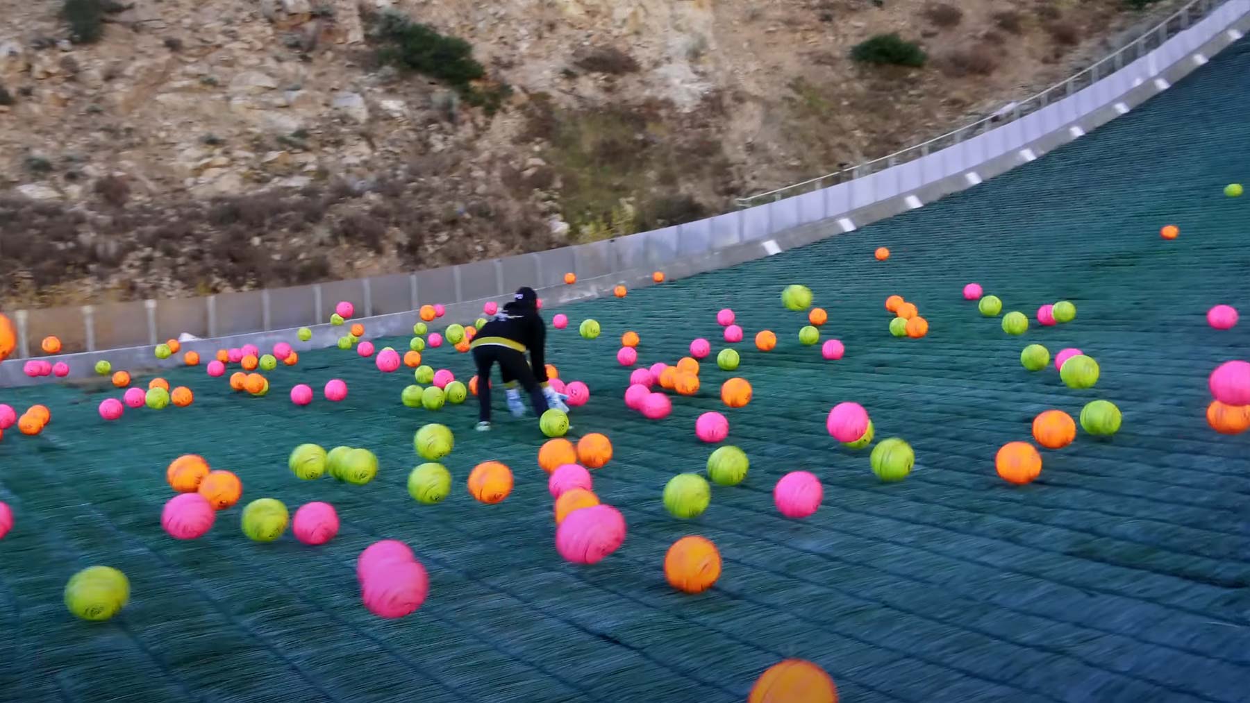 200 Fußbälle eine Skisprungschanze herunterrollen lassen