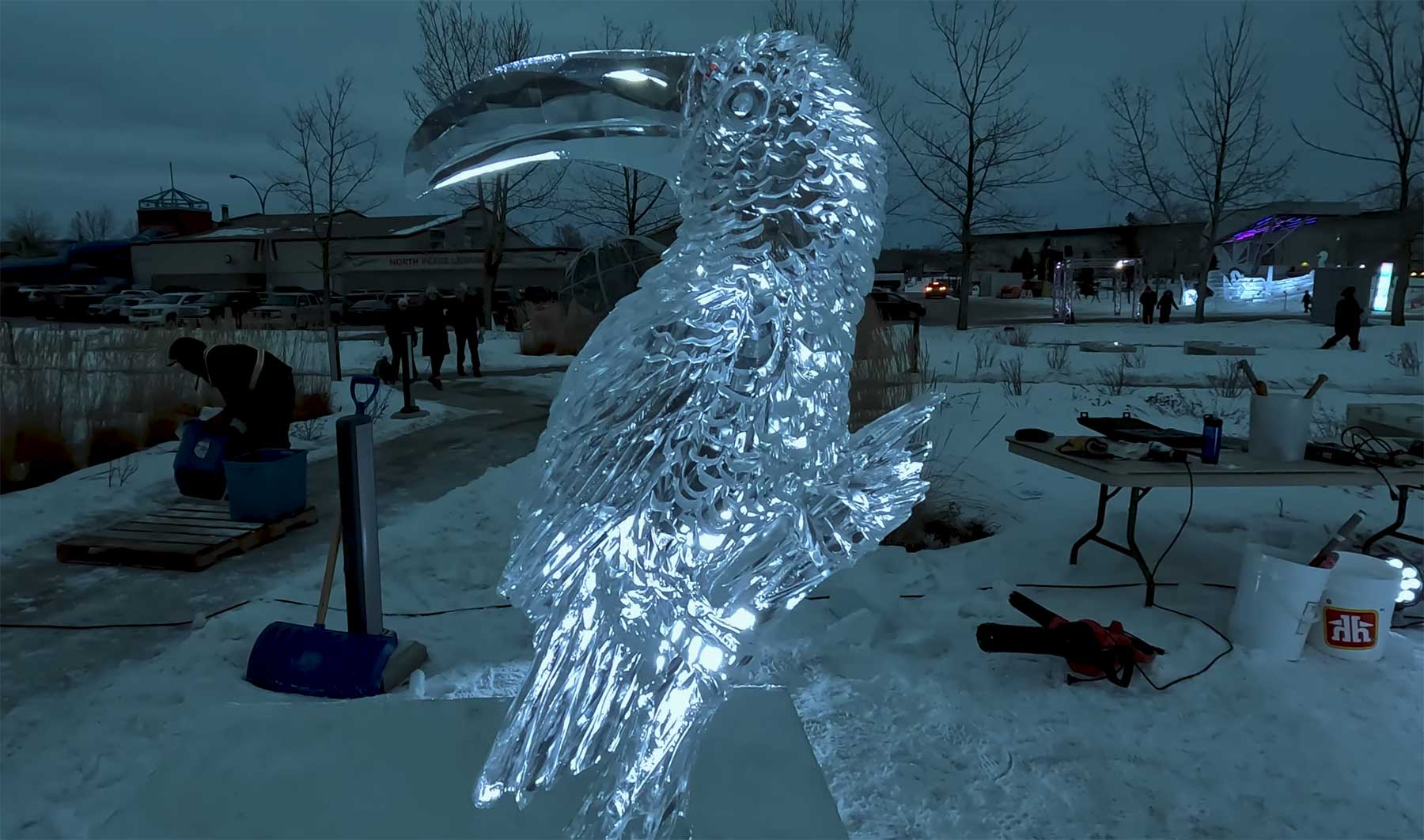 Eisskulptur-Schnitzen im Timelapse-Video eisskulpture-vogel-timelapse 