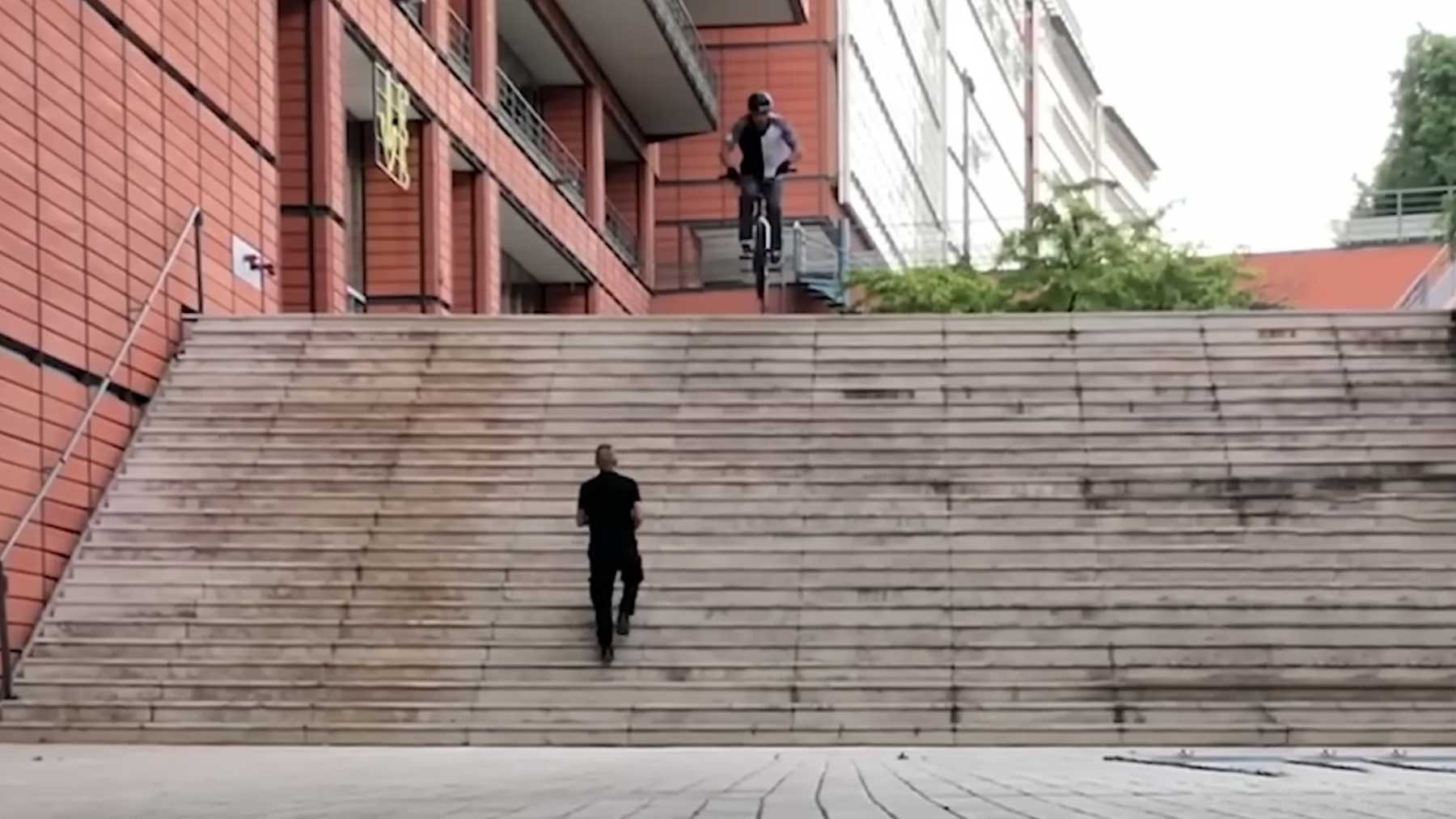 Krasse Sprünge über die „25 Stairs“-Treppe in Lyon