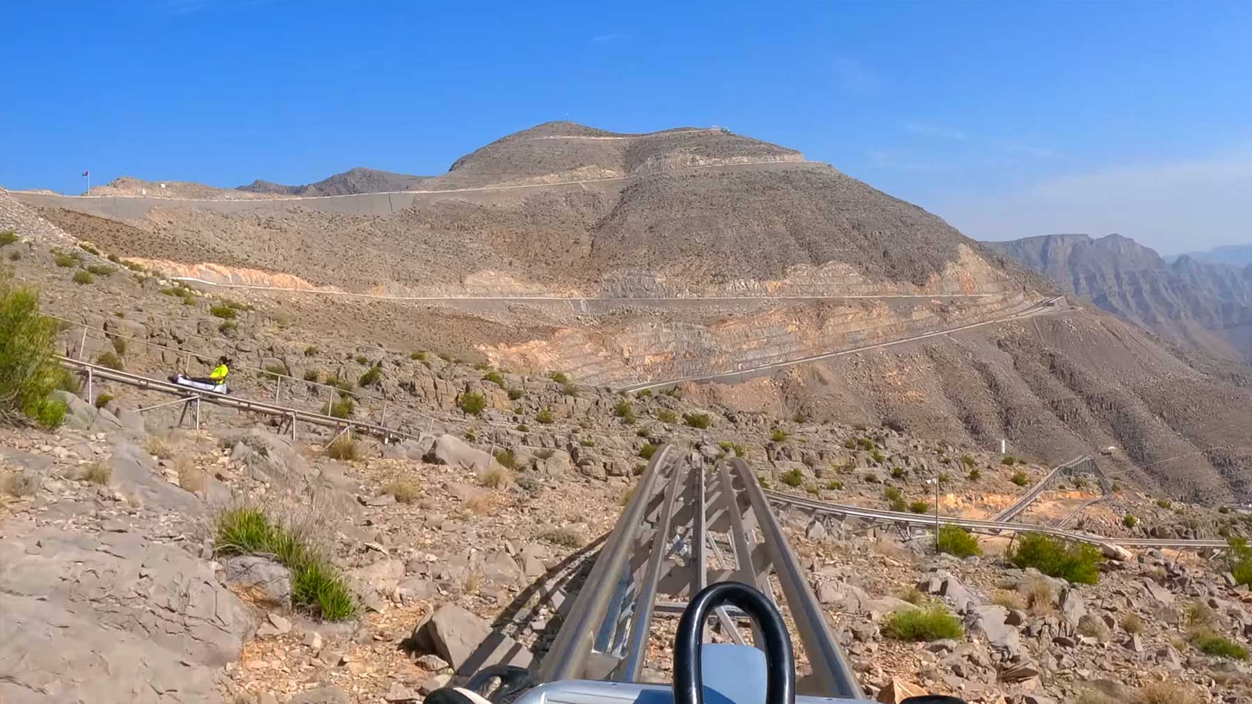 Mit der Achterbahn durch die Berge fahren