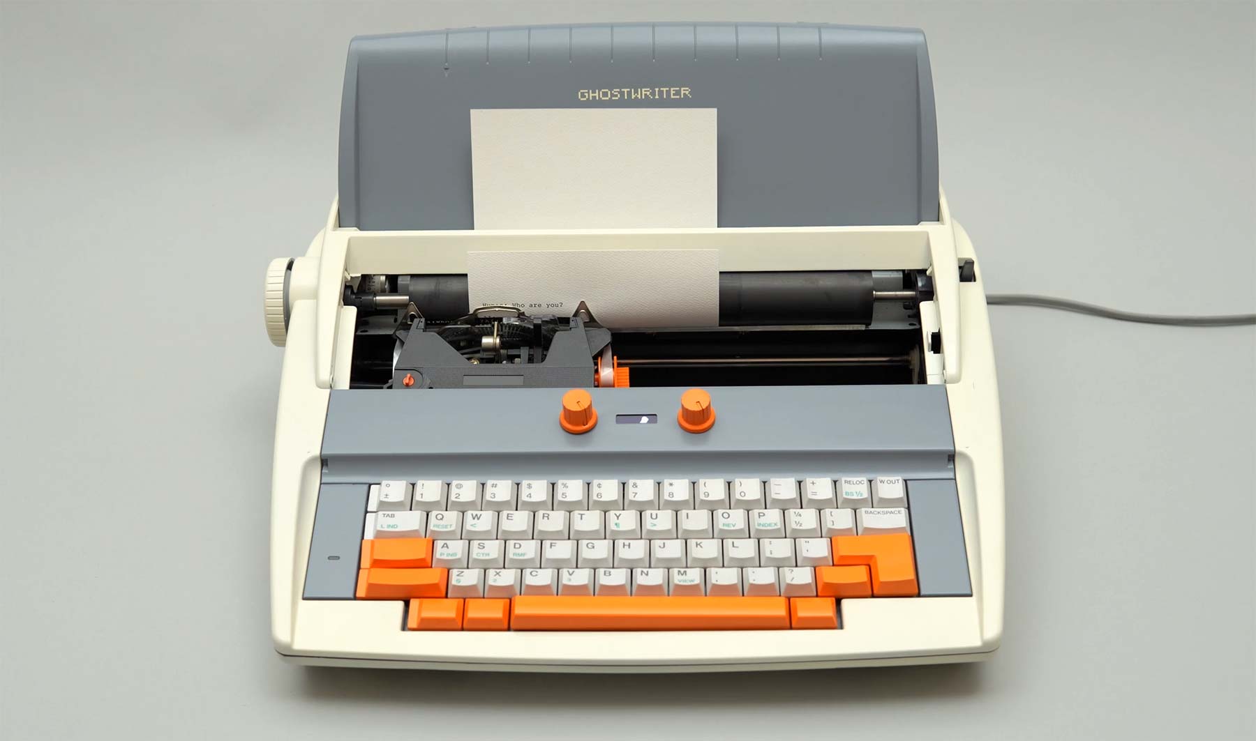 Diese Schreibmaschine schreibt von alleine (mit KI) KI-schriebmaschine-ghostwriter 