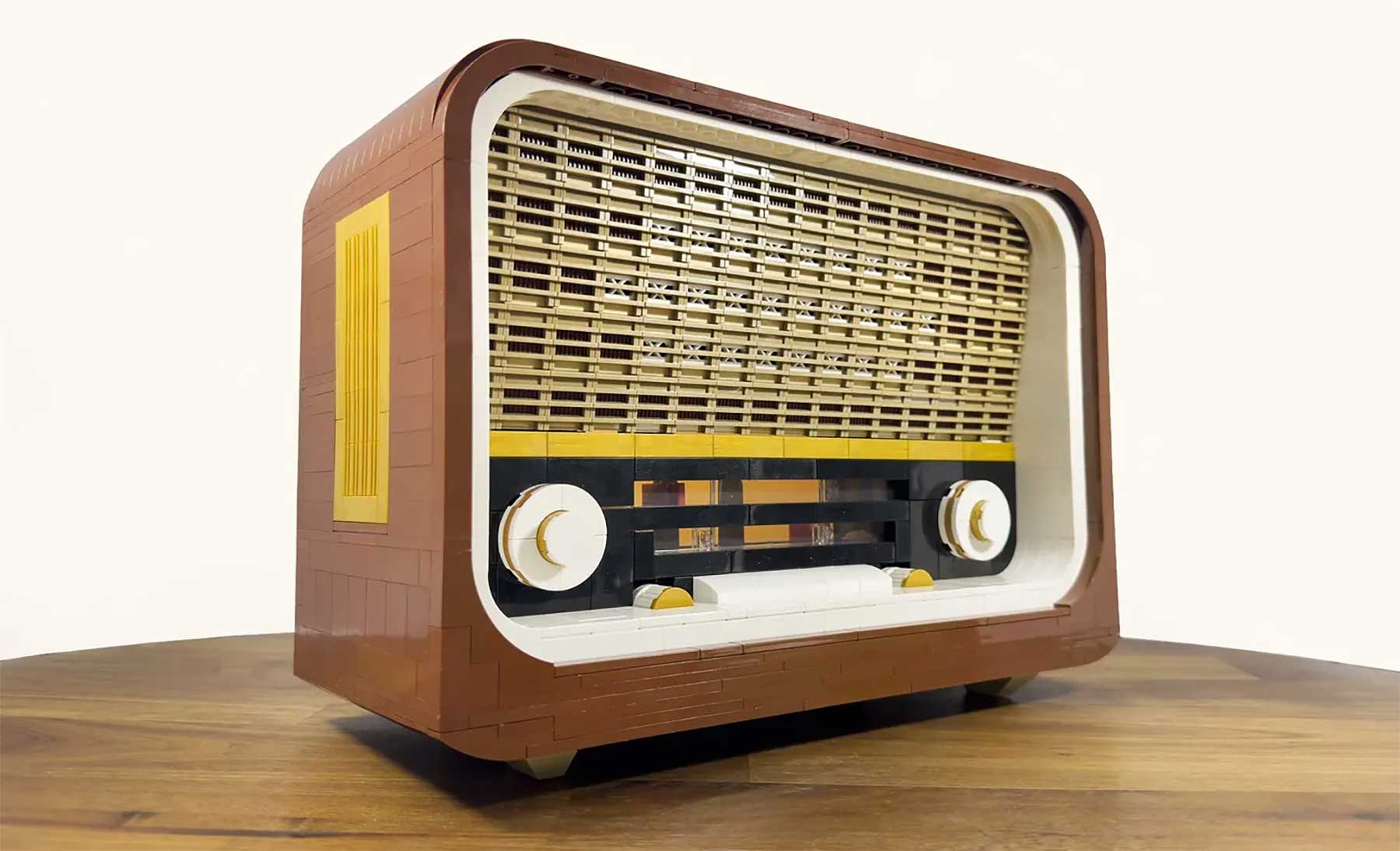 Vintage-Radio aus LEGO-Steinen