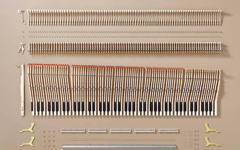 Yamaha-Klavier in Einzelteilen zerlegt angeordnet