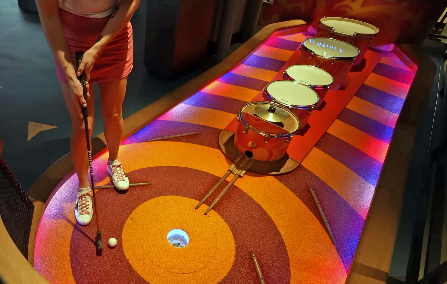 Minigolf-Kurs mit ausgetüftelten Technik-Spielereien minigolf-mit-technik-spielereien-Sapphire-Course-at-Puttshack 