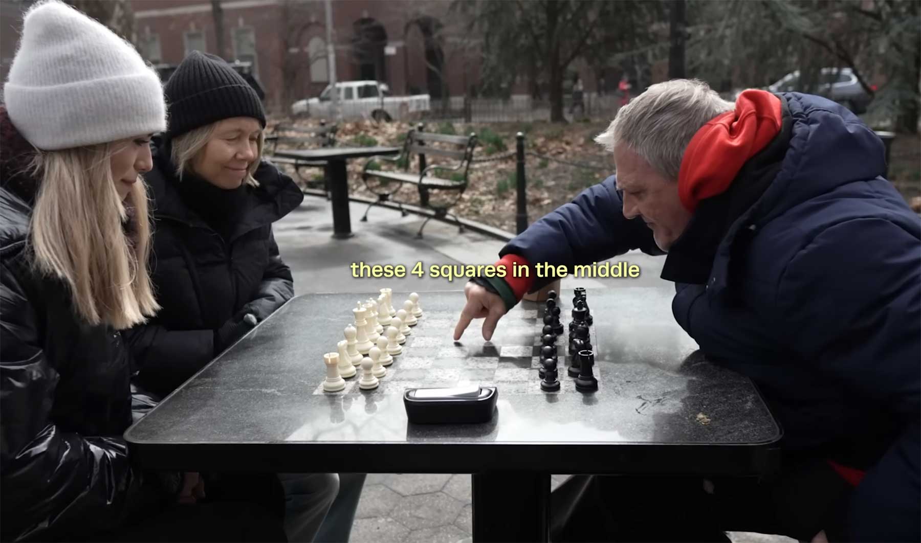 Schach-Großmeisterin erhält Belehrung von unwissendem Parkspieler