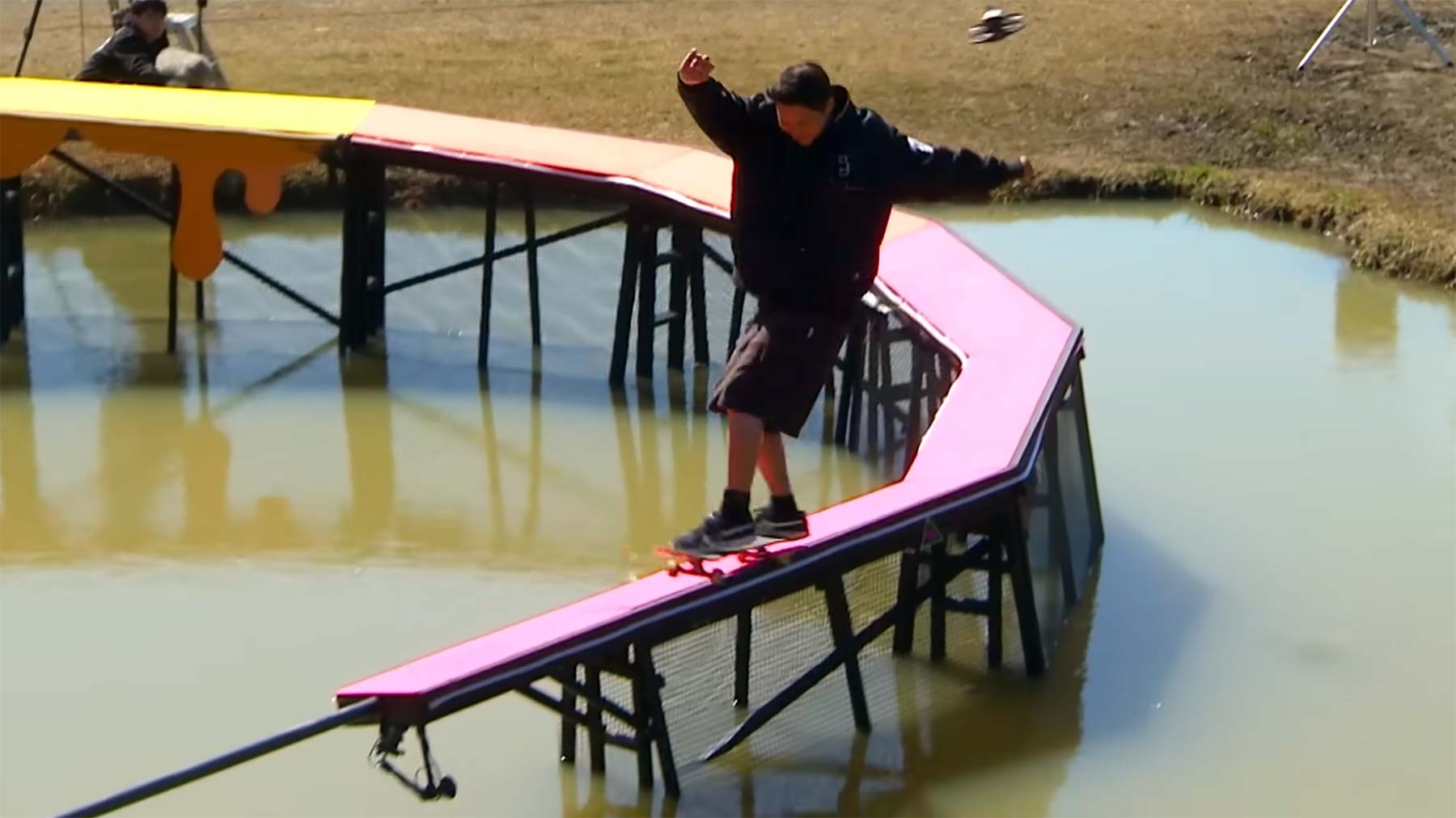 Japanische TV-Sendung lässt Skateboarder über Hindernisse fahren