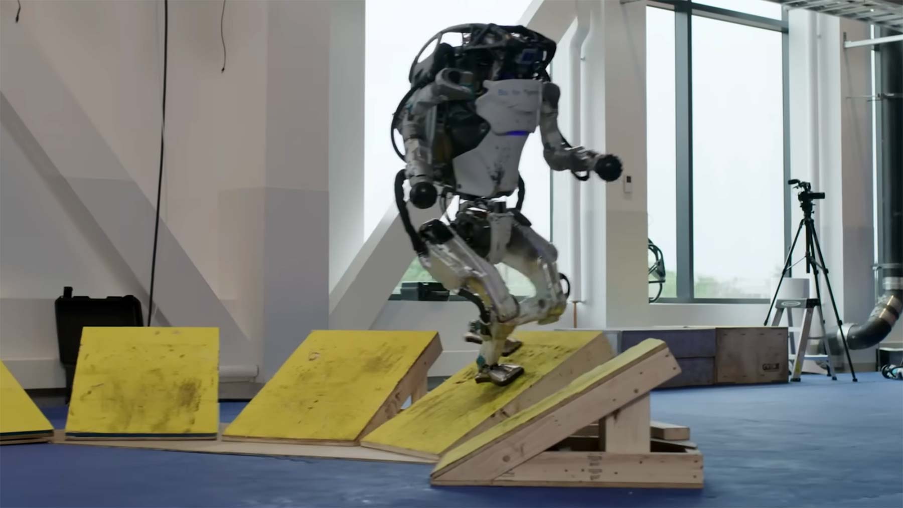 Boston Dynamics: Neuer Atlas-Roboter & lustiges Abschiedsvideo für alten