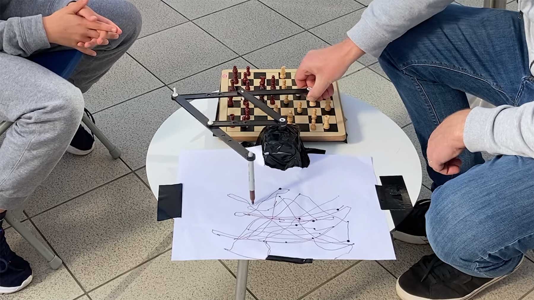 Stift zeichnet Schachbewegungen mit schach-malen-mit-bewegungen-Play-station 