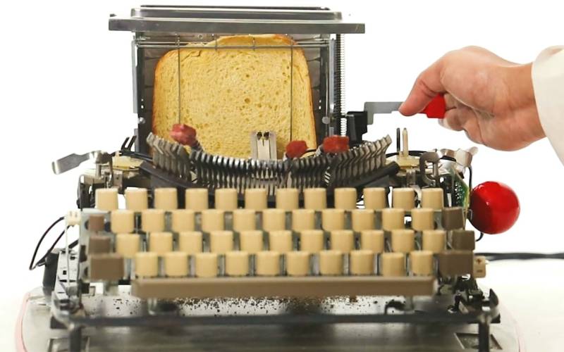 Toaster-Schreibmaschine, die Buchstaben auf Brot schreibt