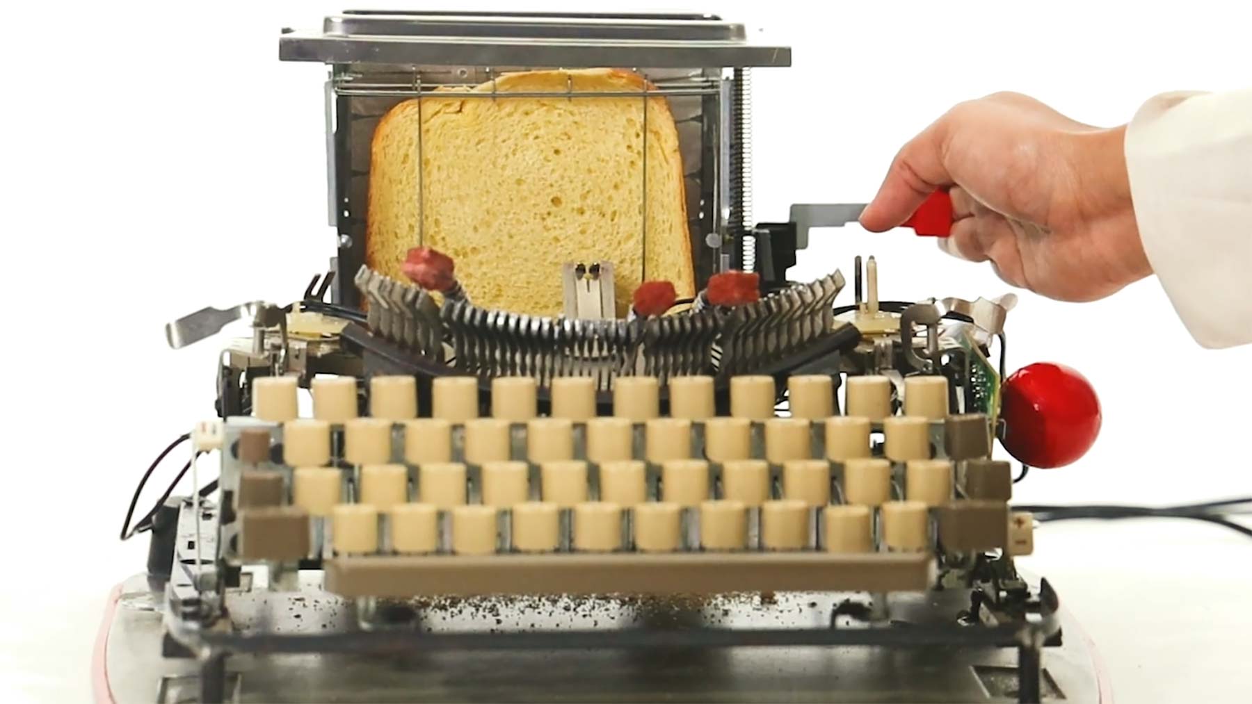 Toaster-Schreibmaschine, die Buchstaben auf Brot schreibt