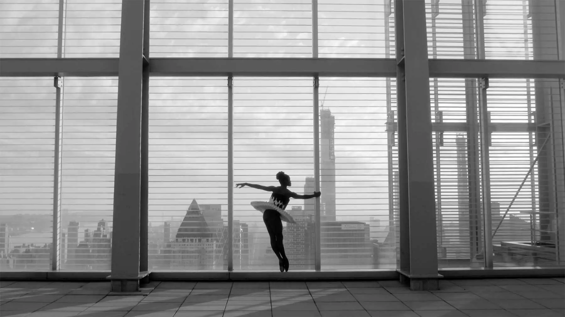 Kunstvoller Balletttanz über den Dächern New Yorks