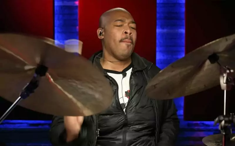 Jazz-Schlagzeuger spielt „Freak on a Leash“, ohne den Song zu kennen