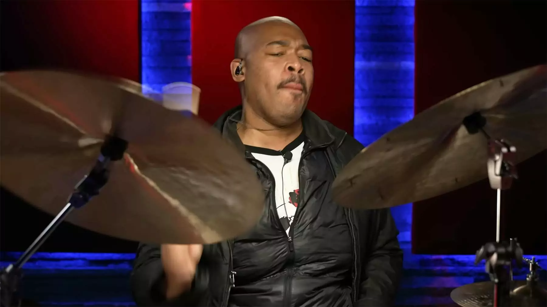 Jazz-Schlagzeuger spielt „Freak on a Leash“, ohne den Song zu kennen