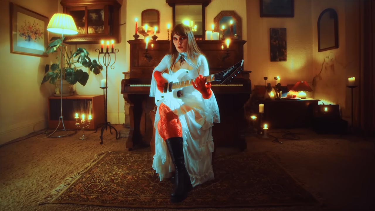 Calva Louise – „Hate In Me“ (Musikvideo)