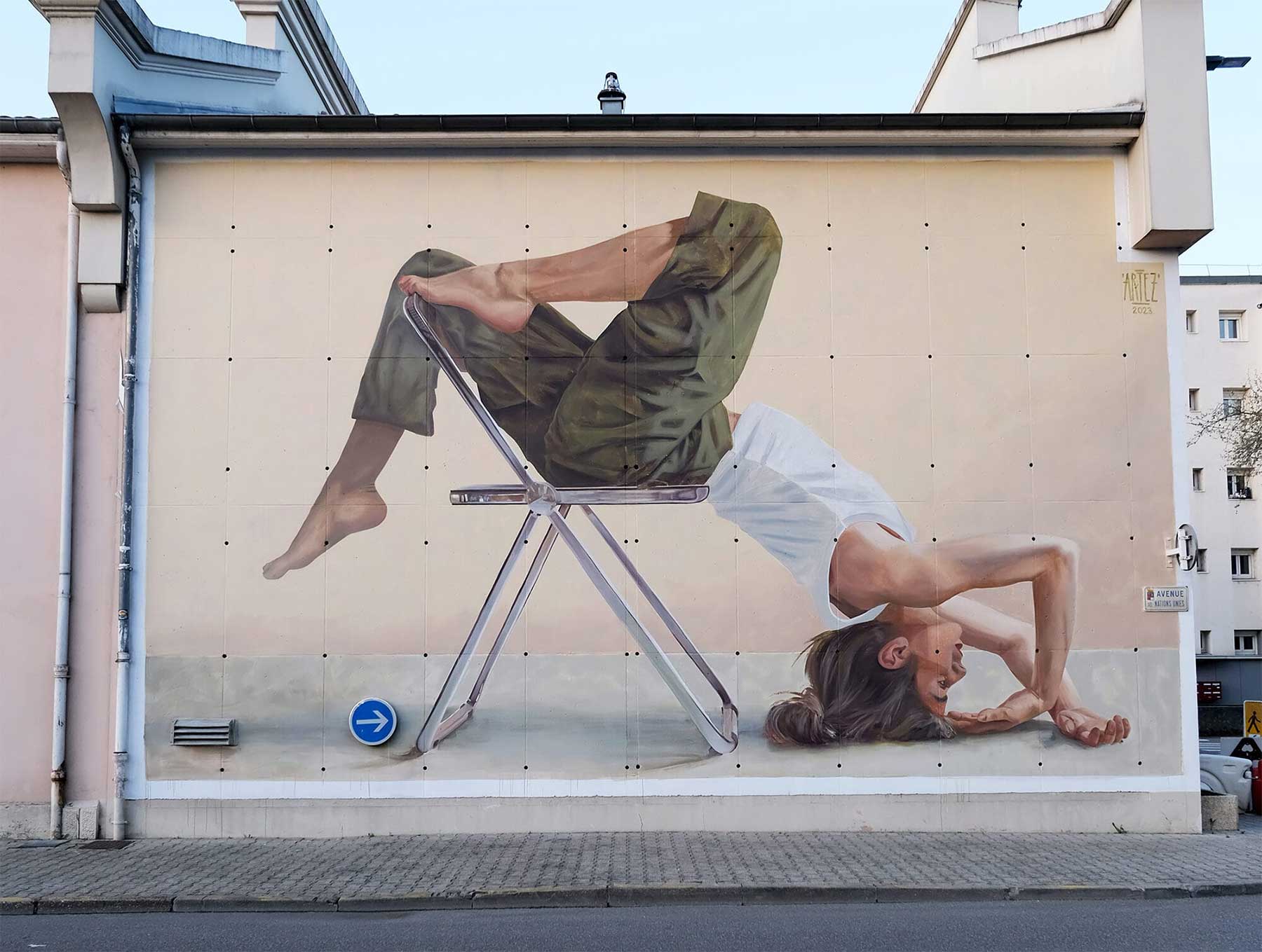 Artez macht große Murals mit Menschen in akrobatischen Posen
