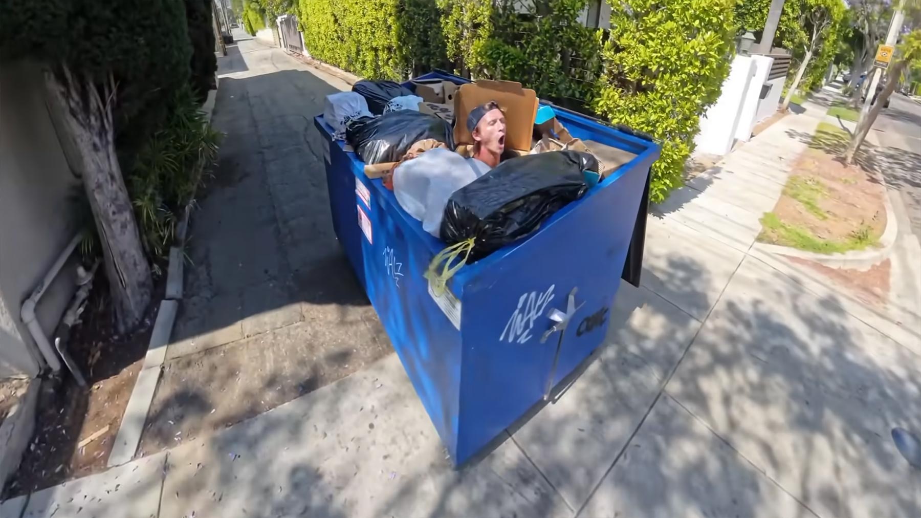 Fake-Müllcontainer mit Fahrfunktion und Schlafplatz muellcontainer-zum-drin-schlafen 