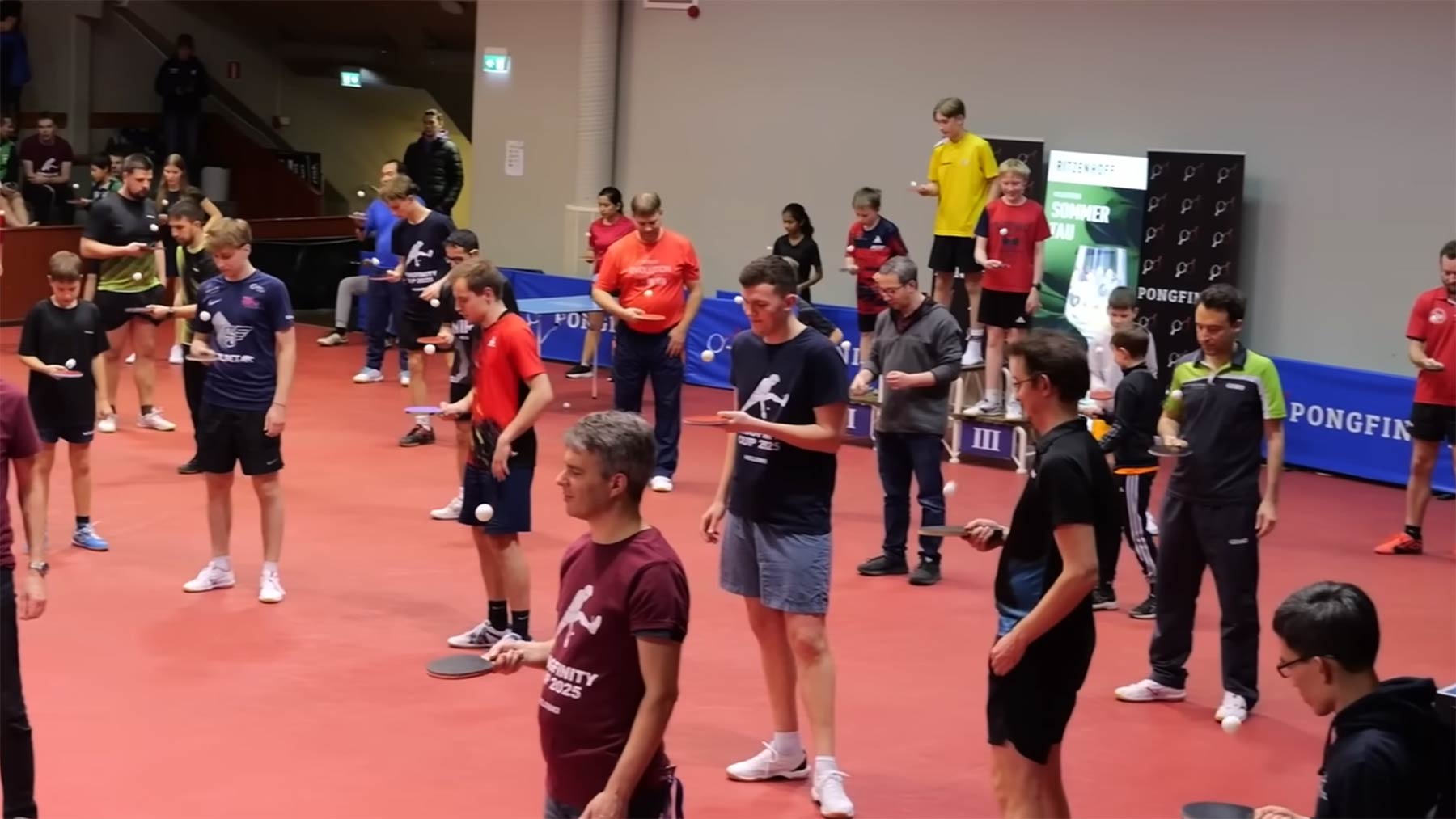 100 Leute: Wer hält am längsten einen Tischtennisball in der Luft?