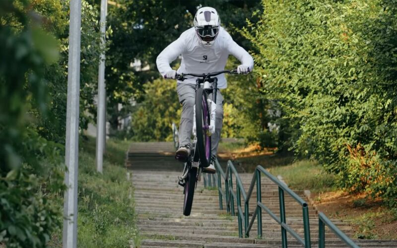 Gabriel Wibmer rast und springt durch Prag